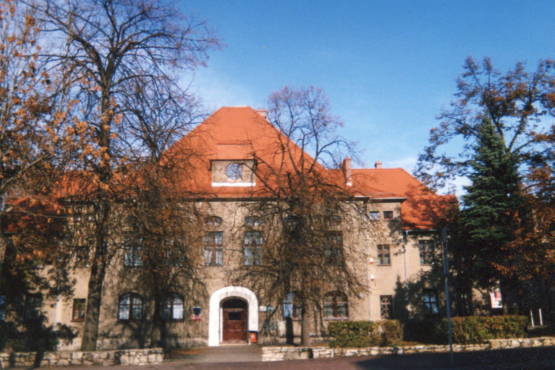 budynek Miejskiej Biblioteki Publicznej w Łaziskach Górnych