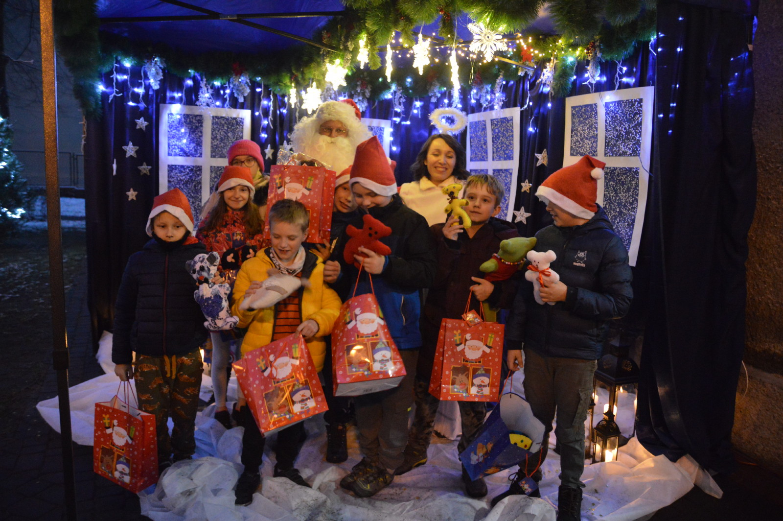 Mikołaj, Śnieżynka i grupa dzieci z prezentami
