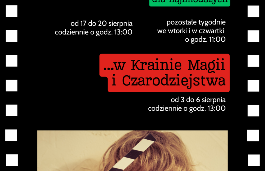 Plakat utrzymany w czarnej kolorystyce z motywem taśmy filmowej po bokach. W górnej części znajdują się napisy na żółtym tle: „Wakacyjne kino „Zakładka” zaprasza na filmowy sierpień”. Poniżej duży zielony baner z napisem: „...pełen przygód i humoru dla najmłodszych”. W środkowej części czerwony baner z napisem: „...w Krainie Magii i Czarodziejstwa”. Pod banerami podano Szczegóły dotyczące terminów. W dolnej części plakatu umieszczono zdjęcie przedstawiające dziecko w okularach 3D, które trzyma przed twarzą klaps filmowy. Na klapsie widoczne jest żółte logo MBP.