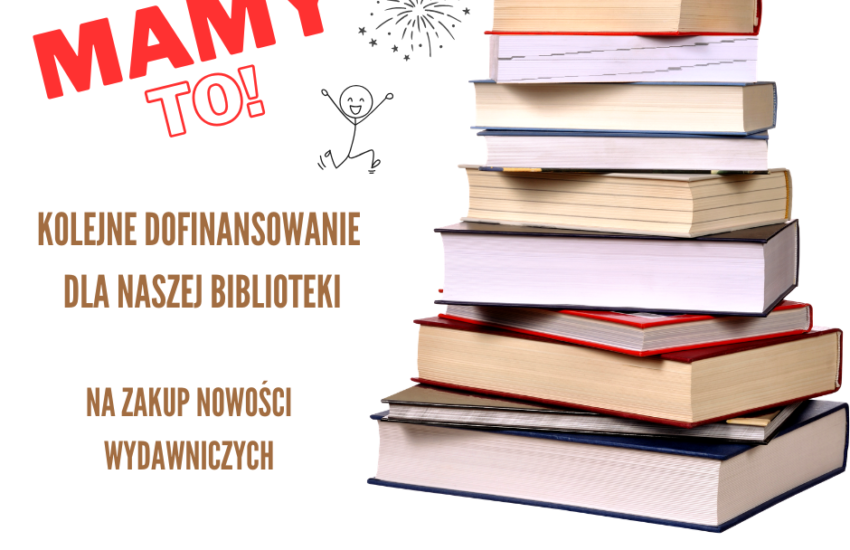 Grafika informująca o otrzymaniu dofinansowania przez bibliotekę na zakup nowości wydawniczych. Po prawej stronie widoczny jest stos książek, a po lewej napisy "MAMY TO!", informacja o dofinansowaniu, szkice fajerwerków i skaczącego człowieka.